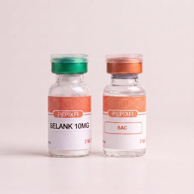 Selank 10mg — vialen och BAC-vattnet sida vid sida